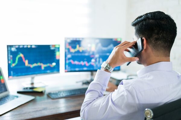 Why Choosing the Right Stock Broker in India Matters for Commodity Trading